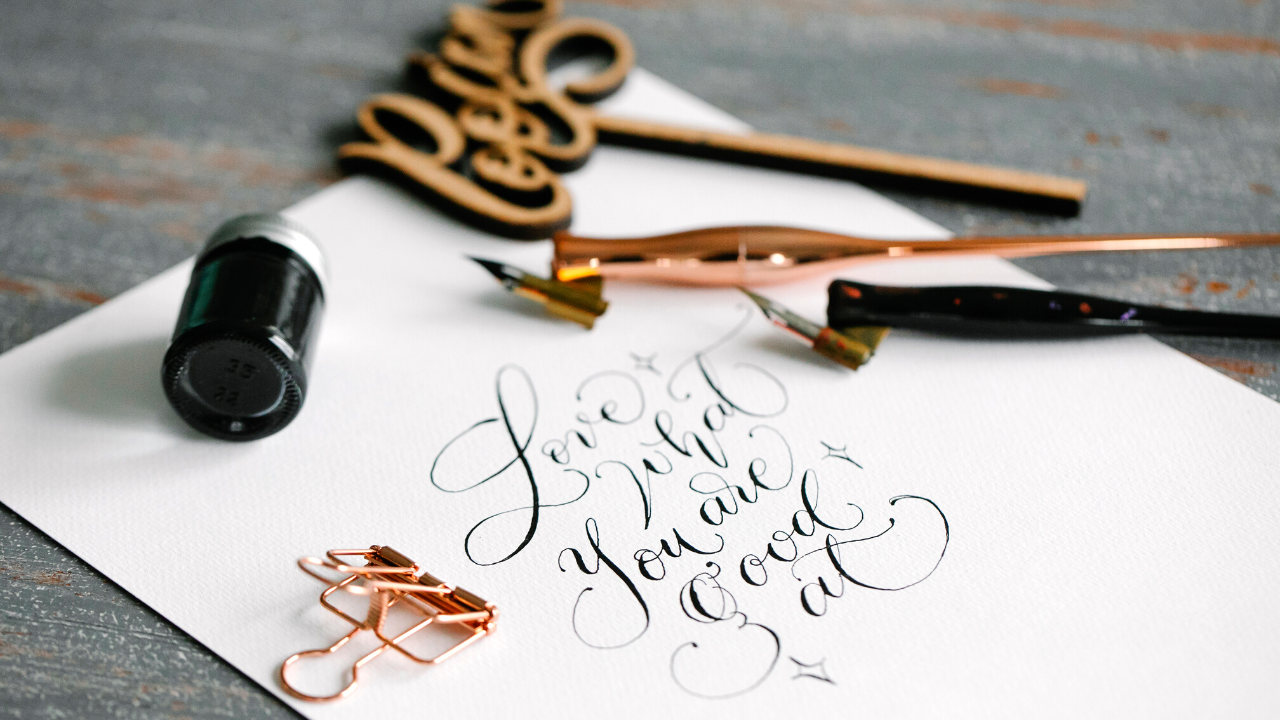 canva フリーフォント 英語 筆記体,Canva 欧文フォント おすすめ,おしゃれ フリーフォント 英字,インスタ 文字入れ アプリ,写真 文字入れ iphone アプリ,フリーランス女子 仕事術