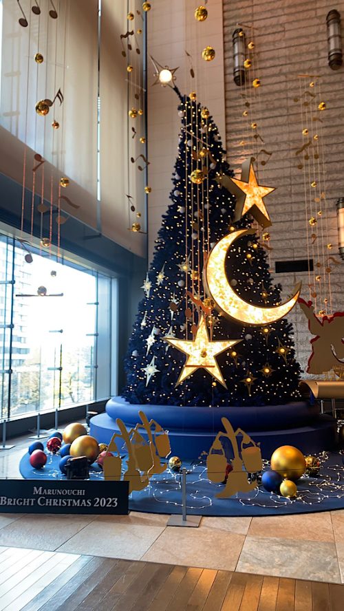新丸ビル3Fアトリウムクリスマスツリー2023年